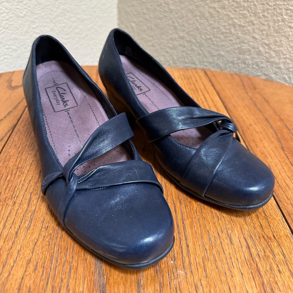 Clark’s navy heeled pumps